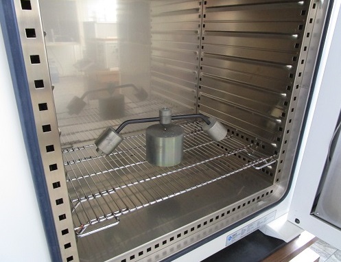 Aparat de presare cu bila in etuva