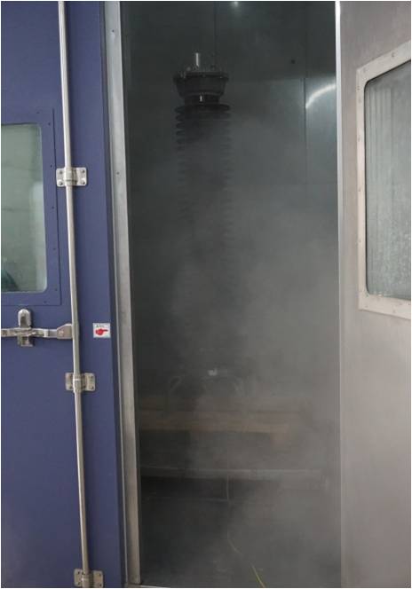 Echipament sub test in interiorul camerei climatice